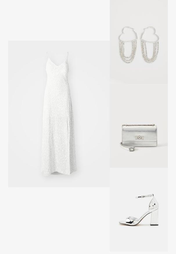 YAS YASMIRA STRAP TRAIN DRESS CELEB - Pidulikud riided - gardenia; Hõbedased kõrge kontsaga sandaalid, millel on plokknukk, avatud varvas ja pahkluu rihm. Omab läikivat patendipinda ja pehmendatud tallapinda.; Väike ristkülikukujuline hõbedane metallist käekott kettidega, esiklapiga ja ristkülikukujulise pöördlukuga kinnitusega.; Hõbe rõngastooted südame kujuga, millel on langevad selgeid rhinestone'idesse, et lisada sära ja tekstuuri.