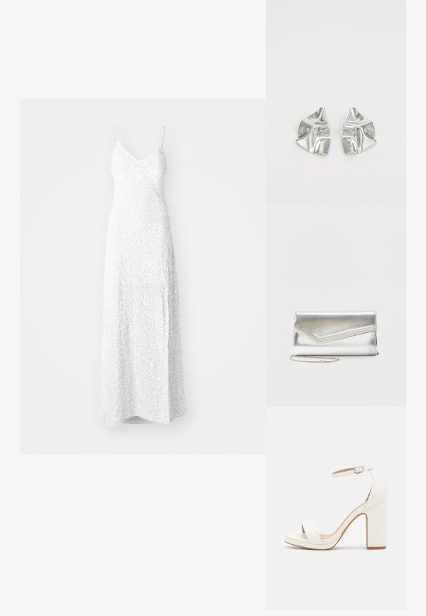 YAS YASMIRA STRAP TRAIN DRESS CELEB - Oblečenie na špeciálnu príležitosť - gardenia; Biele sandále na vysokom opätku s členkovým pásikom, minimalistický dizajn, otvorená špička, blokový opätok a hladká kožená textúra.; Lesklá strieborná kabelka s obálkovým chlopňovým uzáverom a dekoratívnym lemom, malý strieborný reťazový remienok, na jednoduchom svetlom pozadí.; Strieborné kovové náušnice s vlnitým, sochárskym dizajnom, s lešteným povrchom a nepravidelnými tvarmi, ktoré zvýrazňujú súčasnú estetiku.