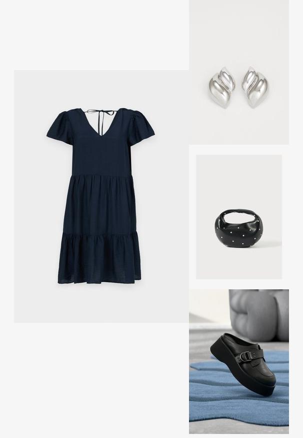 Vestido azul marino con mangas cortas abullonadas, escote en V profundo, dobladillo en capas y cierre de lazo en la parte posterior, hecho de una tela ligera.; Mule plataforma de piel negra con una gran hebilla, descansando sobre una alfombra azul texturizada y ondulada y un fondo gris desenfocado.; Bolso de mano de cuero negro con forma redondeada, decorado con detalles de tachuelas plateadas y un asa corta. Textura lisa y cierre con cremallera.; Pendientes de plata con una forma orgánica y abstracta. Superficie lisa y brillante con un diseño cónico. Presentan suaves curvas y un detalle de línea central.
