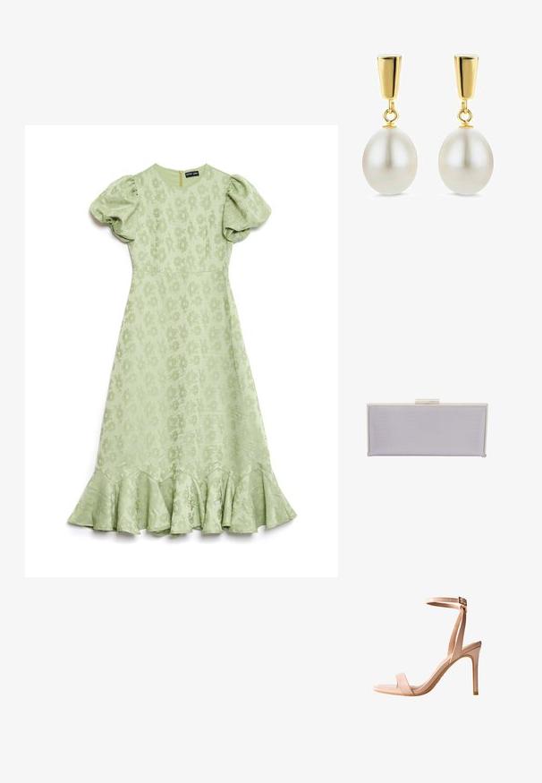 Lysegrøn kjole med puffærmer, blomsterstruktureret stof og en flared ruffled bund. Har en lynlås i ryggen til lukning.; Lyserød højhælet sandal med et elegant design, åben tå, tynd ankelrem og glat patentfinish. Har en slank stiletthæl.; Rektangulær lavendel clutch lavet af tekstureret materiale med glatte kanter. Har en sølv spænde lukning på toppen.; Guld dråbeøreringe med store hvide ovale perler, der hænger fra en poleret rektangulær guldstift.