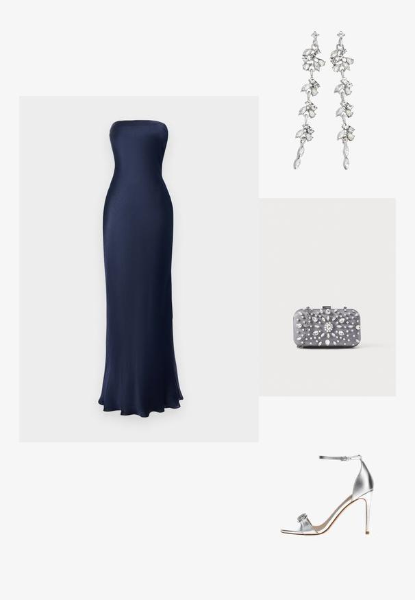 Strapless, lange jurk tot de vloer in navy blauw. Glad, glanzend materiaal met een getailleerde pasvorm en een uitlopende zoom. Minimalistisch ontwerp, geen zichtbare patronen.; Zilveren hoge-gehakte sandaal met enkelriem en decoratieve juwelenversiering op de teenriem, slanke hak en open teen ontwerp.; Kleine rechthoekige donkergrijze clutch versierd met heldere strass-steentjes in een uitstralend patroon en een zilveren kettingband.; Lange zilveren oorbellen met clusters van heldere marquise en ronde edelstenen, gerangschikt in een bloemig en watervalachtig ontwerp.