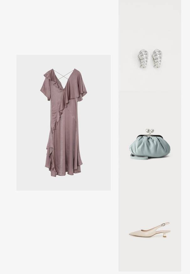 Robe midi en satin mauve avec détails à volants superposés, manches papillon, décolleté en V et fines bretelles croisées dans le dos.; Chaussure slingback beige à bout pointu avec un petit talon kitten et une boucle latérale réglable sur fond blanc uni.; Petit porte-monnaie en cuir bleu clair avec fermoir métallique argenté de type kiss-lock et court bracelet de poignet sur fond uni.; Boucles d'oreilles en clip argentées avec un design en spirale, présentant une texture métallique lisse et des formes arrondies. Pas d'embellissements ou de motifs visibles.