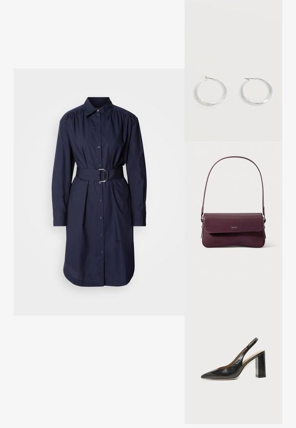 Mørkeblå beltestrop kjole lavet af bomuld, med krave, lange ærmer, knaplukning foran og diskrete plisseringer i taljen.; Sort læder peep-toe slingback sko med høj blokhæl og beige indvendig foring mod en ensfarvet lys baggrund.; Bordeauxfarvet lædertaske med et struktureret design, der har en klaplukning og en justerbar rem. Logo detaljer præget på forsiden.; Sølvfarvede metaloorringe med glat, let buet overflade og låsemekanisme på en ensfarvet hvid baggrund.