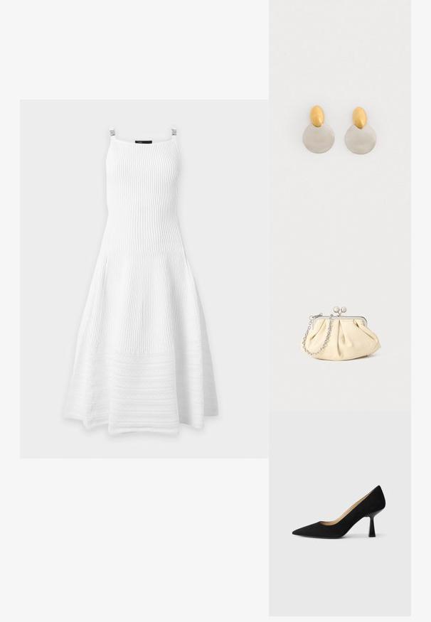 Robe blanche sans manches en maille côtelée avec jupe évasée et encolure carrée sur des clips sur fond uni.; Pompe à talons hauts en suède noir avec un bout pointu, dotée d'un talon bloc noir brillant et d'une doublure intérieure lisse.; Pochette en cuir beige plissé avec un cadre en métal argenté, dotée de deux fermoirs ronds décoratifs et d'une chaîne en argent.; Boucles d'oreilles en métal doré et argenté avec une base en disque rond et une pièce supérieure ovale, texture lisse et finition polie.
