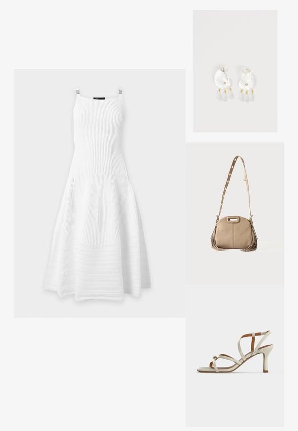 Robe blanche sans manches en maille côtelée avec jupe évasée et encolure carrée sur des clips sur fond uni.; Sandale à talon haut beige avec des fines lanières croisées sur le pied et une petite boule décorative dorée près des orteils.; Sac bandoulière en cuir beige avec longue bandoulière réglable doté d'œillets et de franges de chaque côté.; Boucles d'oreilles en résine transparente en forme de coquillage avec de petits accents dorés et trois breloques translucides en forme de goutte pendantes sur chaque boucle d'oreille.