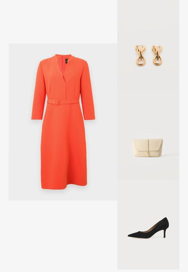 Robe orange vif avec un col en V et une taille ceinturée. Elle possède des manches longues et une fermeture éclair au dos, fabriquée dans un tissu lisse et texturé.; Escarpin en daim noir à bout pointu avec un talon stiletto fin de hauteur moyenne et un design à coupe basse sur un fond uni.; Pochette en cuir beige avec rabat avant et fermeture par sangle verticale, sur un fond clair uni.; Paire de boucles d'oreilles créoles en bouclettes dorées brillantes sur fond blanc uni, présentant un design torsadé entrelacé.