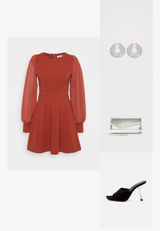 Robe rouge avec des manches courtes et bouffantes en tulle, un corsage ajusté, une jupe évasée et une fermeture éclair au dos. Fabriquée en tissu texturé avec une finition lisse.; Mule noire à bout ouvert avec un talon aiguille argenté brillant et une tige basse sur fond blanc.; Pochette argentée brillante avec rabat style enveloppe et garniture décorative, petite bandoulière chaîne argentée, sur fond clair uni.; Boucles d'oreilles en argent en forme de créoles ornées de multiples embellissements en cristal transparent, présentant une surface texturée et un design circulaire ouvert.