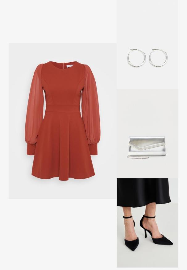 Rotes Kleid mit kurzen puffartigen durchsichtigen Ärmeln, tailliertem Oberteil, weit schwingendem Rock und einem Reißverschluss im Rücken. Hergestellt aus strukturiertem Stoff mit glatter Oberfläche.; Schwarze spitze High Heels aus glattem Stoff mit einem Stiletto-Absatz und einem schmalen Knöchelriemen, mit einem offenen Seitendesign.; Glänzende silberne Clutch mit Umschlagklappe und dekorativem Besatz, kleiner silberner Kettenriemen, auf einfachem hellem Hintergrund.; Silberne Creolen zeichnen sich durch ein glattes, rundes Design mit einem schlanken Profil und einem sicheren Verschluss aus. Minimalistischer Stil mit glänzender Oberfläche.