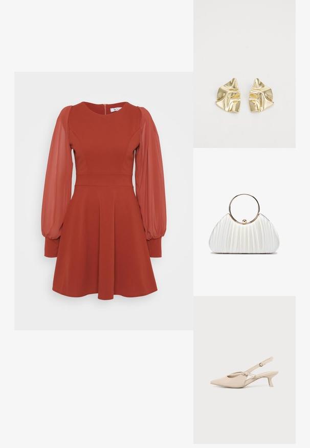 Robe rouge avec des manches courtes et bouffantes en tulle, un corsage ajusté, une jupe évasée et une fermeture éclair au dos. Fabriquée en tissu texturé avec une finition lisse.; Chaussure slingback beige à bout pointu, avec un petit talon kitten bas et une bride de cheville ajustable sur un fond clair uni.; Sac à main plissé blanc avec une poignée circulaire en or, doté d'un tissu doux et d'une forme arrondie. Design élégant avec une finition texturée.; Boucles d'oreilles en métal doré avec un design ondulé ; surface lisse et réfléchissante ; forme asymétrique ; sans motifs ni éléments visibles.