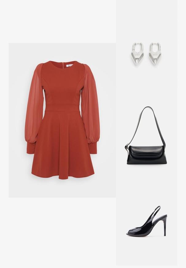 Robe rouge avec des manches courtes et bouffantes en tulle, un corsage ajusté, une jupe évasée et une fermeture éclair au dos. Fabriquée en tissu texturé avec une finition lisse.; Chaussure à talon haut à bride arrière en cuir verni noir avec bout ouvert et talon aiguille, sur fond blanc uni.; Sac à main en cuir noir avec une forme structurée, une texture lisse et une seule bandoulière. Présente un design de rabat arrondi et subtil.; Cadenas en forme de cœur en argent avec les inscriptions gravées "OUI" et "NON", finition polie, design symétrique et un robuste fermoir en métal.