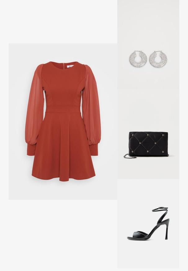 Robe rouge avec des manches courtes et bouffantes en tulle, un corsage ajusté, une jupe évasée et une fermeture éclair au dos. Fabriquée en tissu texturé avec une finition lisse.; Sandale noire à talon haut avec bout ouvert, talon stiletto fin et bride de cheville avec boucle sur fond blanc.; Clutch en satin matelassé noir avec des clous en pyramide argentés, chaîne, forme rectangulaire et texture lisse. Dimensions de 10 cm x 18 cm x 4 cm.; Boucles d'oreilles en argent en forme de créoles ornées de multiples embellissements en cristal transparent, présentant une surface texturée et un design circulaire ouvert.