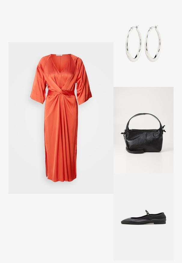 Satin oranje jurk met een diepe V-hals, brede mouwen en een voorzijde knoopdetail. De rok heeft een zijsplit voor extra detail.; Zwarte leren ballerina's met een ronde neus, smalle vamp en een kleine enkelband met een ronde gesp. Lage, platte zool.; Zwarte leren handtas met een gestructureerd ontwerp, een ronde bovenhandgreep en een afneembare schouderriem. Beschikt over een gladde textuur en een subtiele glans.; Zilveren oorbellen in de vorm van een gladde, glanzende ring. Circulaire vorm, voorzien van een veilige sluiting. Eenvoudig en elegant ontwerp.