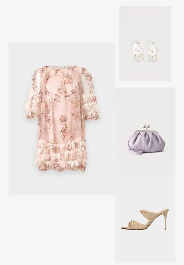 Robe légère rose clair avec applications florales 3D, fleurs brodées et ourlet festonné, manches mi-longues et encolure ronde.; Mule beige à talon haut ouvert à l'avant avec deux brides nouées torsadées et un talon aiguille fin sur fond blanc.; Pochette lavande douce avec tissu froncé, fermoir kiss-lock argenté et bracelet assorti sur un fond clair uni.; Boucles d'oreilles en résine transparente en forme de coquillage avec de petits accents dorés et trois breloques translucides en forme de goutte pendantes sur chaque boucle d'oreille.