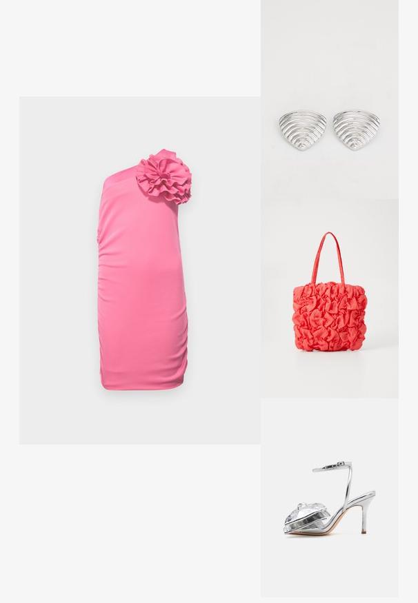 Vestido de un solo hombro en un tejido de un vibrante rosa, con un acento rizado en el hombro, diseño ajustado y textura gather en el lateral.; Loeffler Randall MARLENA - Sandalias de tacón - silver; Bolsa de mano coral con un diseño texturizado y fruncido. Hecha de una tela suave, cuenta con dos asas resistentes y un interior espacioso.; Pendientes en tono plateado con un diseño ondulado y texturizado, con forma de media lunas superpuestas; el acabado pulido realza las cualidades reflectantes.