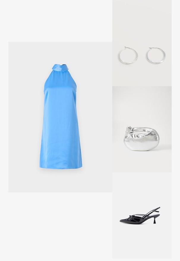Une robe halter sans manches, bleu clair, en tissu doux, avec un col montant et des fentes sur les côtés pour faciliter les mouvements.; Escarpin slingback en cuir verni noir, bout pointu, petit talon kitten et nœud décoratif noué à l'avant.; Pochette en métal argenté avec une forme douce et arrondie et un fermoir en haut noué. Fabriquée en simili cuir lisse.; Boucles d’oreilles créoles en métal argenté avec une surface lisse légèrement incurvée et des fermoirs à clapet sur un fond blanc uni.