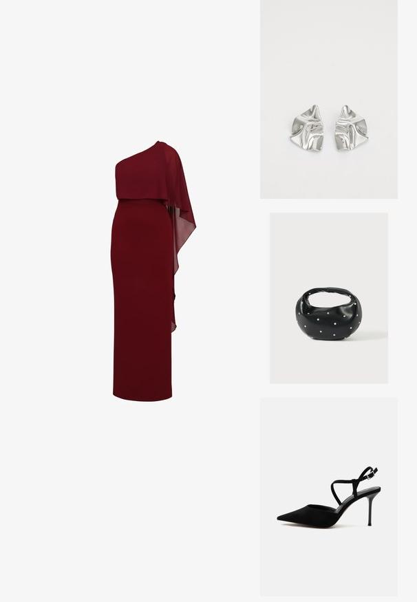 Robe longue rouge foncé sans manches avec une cape asymétrique drapée sur une épaule, créant un effet superposé.; Chaussure à talon haut noire à bout pointu avec talon stiletto fin et fines lanières à la cheville avec boucle argentée sur fond blanc.; Sac à main en cuir noir de forme arrondie, décoré de clous argentés et équipé d'une poignée courte. Texture lisse et fermeture éclair.; Boucles d'oreilles en métal argenté avec un design ondulé et sculptural, présentant une finition polie et des formes irrégulières, mettant en valeur une esthétique contemporaine.