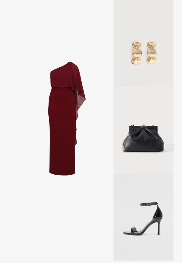 Robe longue rouge foncé sans manches avec une cape asymétrique drapée sur une épaule, créant un effet superposé.; Sandale à talon haut en cuir verni noir avec un bout ouvert, une seule lanière à l'avant et une lanière de cheville ajustable.; Pochette noire Valentino avec fermoir doré, bandoulière chaîne, cuir plissé souple et logo Valentino doré sur un cadre supérieur structuré.; Boucles d’oreilles pendantes ton or avec trois segments irréguliers, lisses et arrondis empilés verticalement sur un fond clair uni.