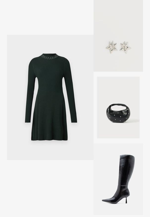 Robe tricotée côtelée vert foncé à manches longues avec un col haut décoré de petits clous en argent, taille cintrée et jupe évasée.; Bottes noires à talons aiguilles montantes, avec une finition en cuir brillant, un bout pointu et un talon effilé, présentant une surface lisse et un design élégant.; Sac à main en cuir noir de forme arrondie, décoré de clous argentés et équipé d'une poignée courte. Texture lisse et fermeture éclair.; Boucles d’oreilles créoles en forme d’étoile argentée avec une finition lisse et polie sur un fond blanc uni.