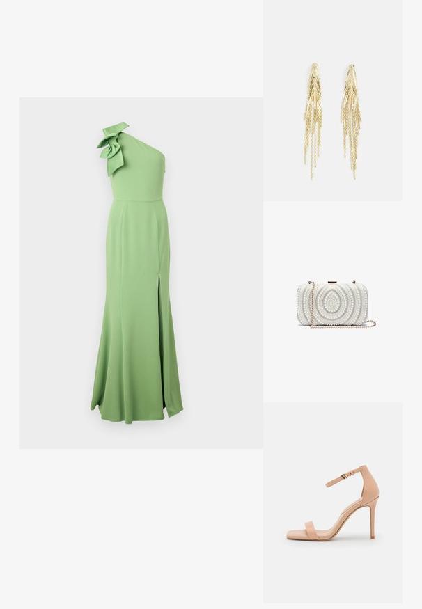 Vestido largo verde de un solo hombro, hecho de una tela suave, con un gran detalle de lazo en el hombro y una abertura lateral para mayor movilidad.; Sándalo de tacón alto en color nude con punta cuadrada, que cuenta con una sola tira en el dedo y una tira en el tobillo asegurada por una hebilla dorada. Textura de cuero suave.; Anna Field Clutch - white; Pendientes de oro con múltiples hebras alargadas, presentando un acabado texturizado y un diseño en capas, creando un efecto en cascada.