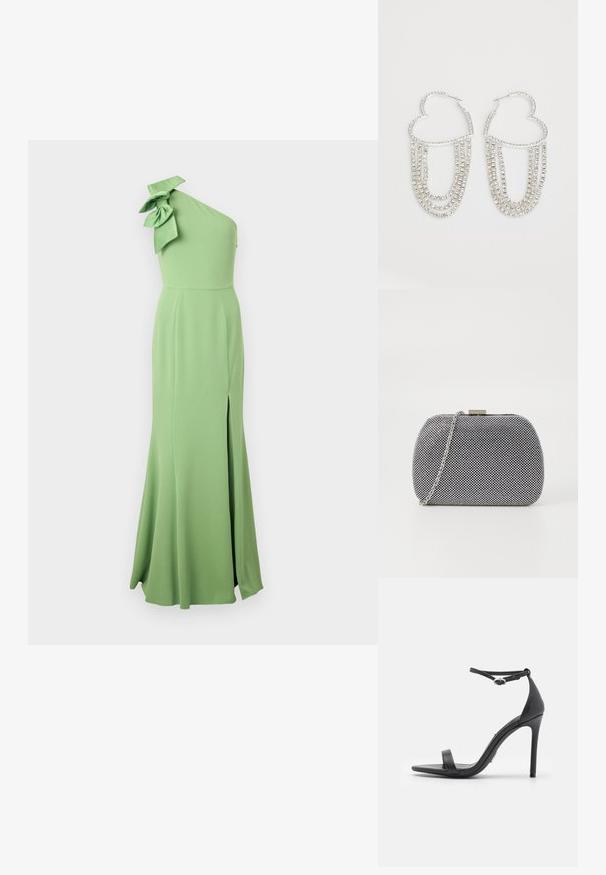 Robe longue verte à une épaule en tissu lisse, mettant en avant un grand nœud sur l'épaule et une fente sur le côté pour plus de mouvement.; Sandales noires à talons hauts avec un orteil ouvert, des fines lanières et une boucle à la cheville. Texture en cuir lisse avec un design de forme pointue.; Pochette texturée noir et blanc de forme arrondie, avec une chaîne en métal argenté et un fermoir en métal en haut.; Boucles d'oreilles en argent en forme de cœur, ornées de fils tombants de strass transparents pour plus d'éclat et de texture.