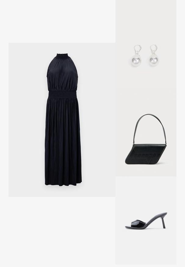 Halterneck-Kleid in Dunkelblau, mit plissiertem Stoff, gerafftem Taillenbereich und fließendem, bodenlanger Silhouette. Ganze Oberfläche mit glatter Textur.; Schwarze Sandalen mit Absatz aus Lackleder, offenem Zehenbereich, mit geschwungenem Obermaterial und spitz zulaufendem Stilettoabsatz. Glatte, glänzende Oberfläche.; Schwarze Leder-Umhängetasche mit dreieckiger Form, geprägt mit Logo und einem einzigen verstellbaren Riemen. Minimalistisches Design mit glatter Textur.; Silberne Tropfenohrringe mit glatten, runden, reflektierenden Oberflächen, die an Hakenverschlüssen hängen. Der Hintergrund ist reinweiß.