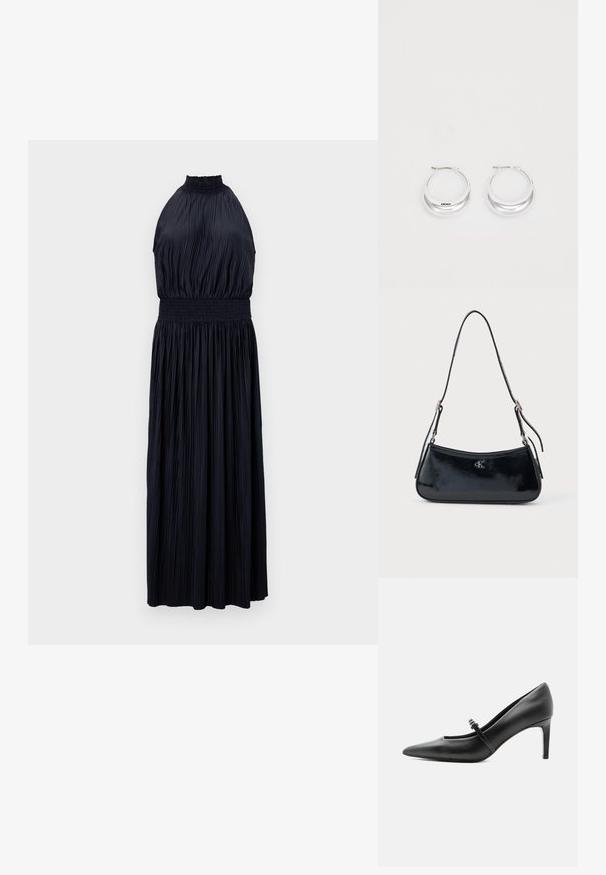 Halterneck-Kleid in Dunkelblau, mit plissiertem Stoff, gerafftem Taillenbereich und fließendem, bodenlanger Silhouette. Ganze Oberfläche mit glatter Textur.; Schwarzer Leder-Pumps mit spitzer Zehenpartie, dünnem Riemen und Schnalle über dem Spann, stehend auf hellem neutralem Hintergrund.; Schwarze Lederhandtasche mit einer schlanken, geschwungenen Form und glänzender Oberfläche. Mit silberfarbener Hardware und einem kleinen Logodetail auf der Vorderseite.; Silberne Creolen mit glänzender Oberfläche und DKNY-Logo, vor einem schlichten weißen Hintergrund präsentiert.