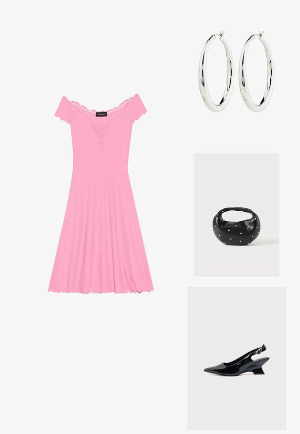 Roze off-shoulder jurk van ribstof, met een ruched lijfje, een uitlopende rok en een gerimpeld randje op de mouwen en de zoom.; Zwarte lakleren slingback schoen met spitse neus en lage schuine blokhak op een effen lichte achtergrond.; Zwarte leren handtas met een afgeronde vorm, versierd met zilveren studs, en een korte handgreep. Gladde textuur en ritsluiting.; Zilveren creool oorbellen met een gladde, reflecterende oppervlak. Ronde, grote vorm met een veilige sluiting aan de bovenkant. Gepolijste afwerking toont de glans.