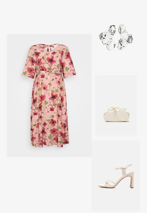 Vestido floral con fondo rosa, con patrones de flores rojas y verdes, mangas cortas y ligeras, y un escote en V con un detalle de lazo en la parte posterior.; Sandalia beige de tacón alto con tres finas tiras delanteras, correa en el tobillo con hebilla dorada y tacón ancho sobre fondo blanco.; Bolso de mano de cuero suave de color crema con diseño fruncido y plisado y una delgada correa para el hombro que descansa delante sobre un fondo liso.; Conjunto de seis piezas de forma irregular, translúcidas y reflectantes, similares al vidrio, dispuestas sobre un fondo blanco.
