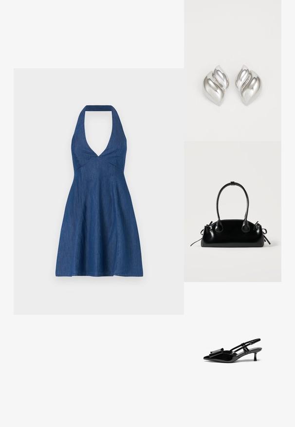 Jeanskleid in Dunkelblau mit Halterneck und tiefem V-Ausschnitt, ausgestattet mit einem taillierten Oberteil und einem ausgestellten Rock für eine fließende Silhouette.; Schwarze Lackleder-Slingbacks mit spitzer Zehenpartie, einer Schleifendetail an der Vorderseite und einem kleinen Stiletto-Absatz. Die Riemen haben verstellbare Schnallen.; Kleine schwarze glänzende Handtasche mit zwei langen Griffen und seitlichen Kordelzug-Details vor einfachem hellem Hintergrund.; Silberne Ohrringe mit einer organischen, abstrakten Form. Glatte, glänzende Oberfläche mit einem konischen Design. Mit dezenten Kurven und einem zentralen Linienelement.