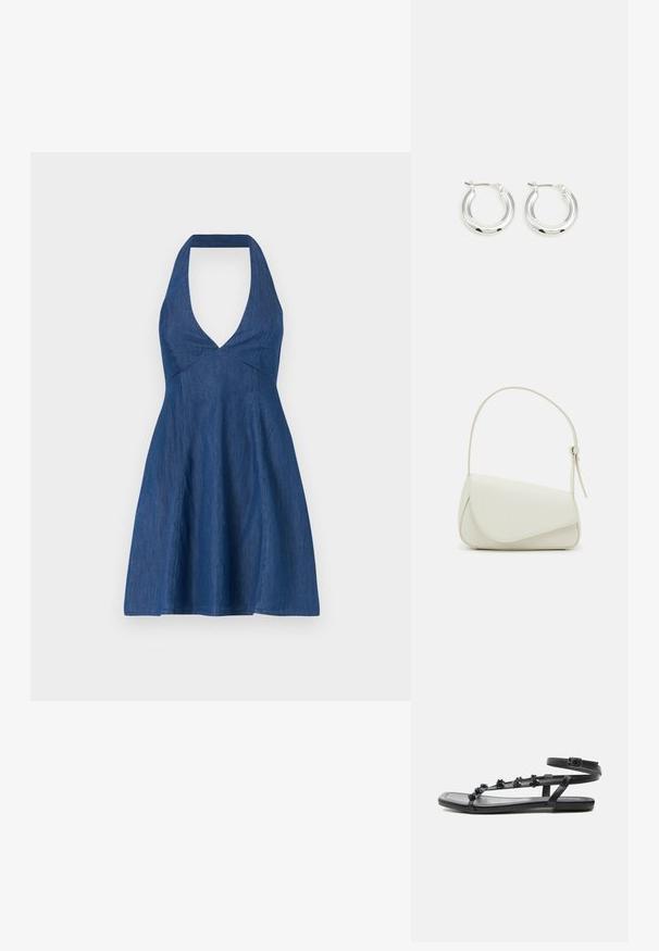 Jeanskleid in Dunkelblau mit Halterneck und tiefem V-Ausschnitt, ausgestattet mit einem taillierten Oberteil und einem ausgestellten Rock für eine fließende Silhouette.; Schwarze flache Sandale mit Knöchelriemen und kleinen floralen Verzierungen an dünnen vorderen Riemen, seitlich auf weißem Hintergrund gezeigt.; Weiße Kunstleder-Handtasche mit einer strukturierten dreieckigen Form, einem verstellbaren Einzelgurt und einem Klappenverschluss mit geschwungenen Akzenten.; Silberne Creolen mit glänzender Oberfläche, die eine kreisrunde Form haben und mit einem schwenkbaren Verschluss ausgestattet sind. Glatte Textur mit minimalen Details.