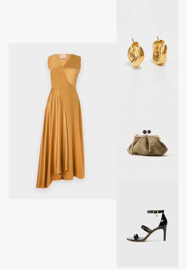 Roksanda WASHED SILK SATIN MIRAL DRESS - Cocktailkjole / festkjole - mustard; Sorte patenterede lædersandaler med tre stropper, ankelspænde og 10 cm stiletthæl. Har detaljer i guld og et logo charms.; Lille clutch taske med gyldent og sort geometrisk mønster, guldfarvet metalramme, sort kuglelås og en kort guldkæde som rem.; Chunky guld hoop øreringe med et let snoet, rørformet design og postsystem bagpå, på en hvid baggrund.
