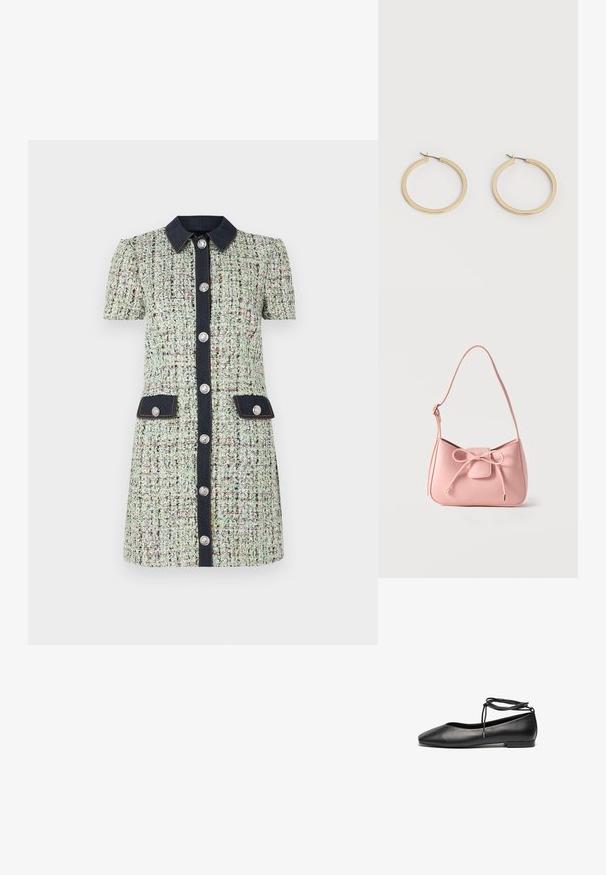 Groene tweed jurk met korte pofmouwen, contrasterende denim kraag en zakken, zilveren knopen en een aansluitende snit.; Zwarte leren ballerina's met een spitse neus, platte hak en een wikkelbandje rond de enkel. Glad oppervlak, minimalistisch ontwerp.; Kleine schoudertas in pastelroze met verstelbare band en een strikdetail aan de voorkant met goudkleurige uiteinden, afgebeeld op een effen achtergrond.; Een paar gladde goudkleurige middelgrote creooloorbellen met scharniersluitingen op een effen lichte achtergrond.