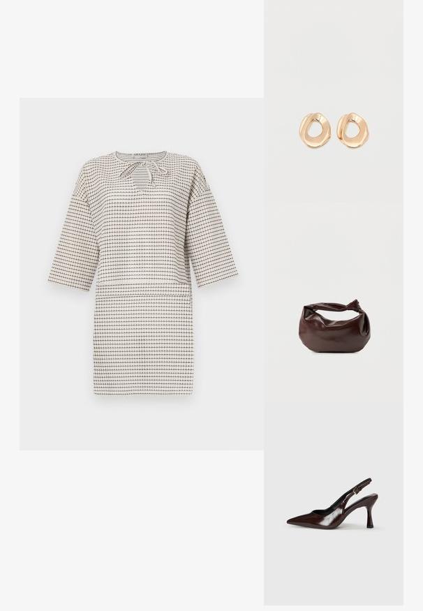 Witte jurk met zwart gestreept patroon, korte mouwen en een ronde halslijn met striksluiting. Losse pasvorm.; Bruine gepatineerde leren slingback pumps met een spitse neus, een dunne hak en een verstelbaar bandje met een kleine gesp.; Donkerbruine leren schoudertas met een zachte, slungelige vorm en een gedraaide knoopvormige handgreep op een effen witte achtergrond.; Set van onregelmatig gevormde, gepolijste hoepel oorbellen van goudkleurig metaal met een open midden op een effen witte achtergrond.