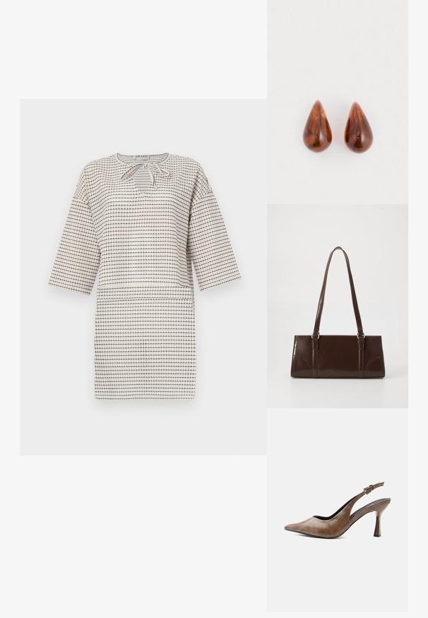 Witte jurk met zwart gestreept patroon, korte mouwen en een ronde halslijn met striksluiting. Losse pasvorm.; Bruine leren slingback met hoge hak, spitse neus, verstelbare gesp en slanke taps toelopende hak.; Bruine lakleren handtas met een rechthoekige vorm, twee lange handvatten en subtiele gebogen accenten aan de voorkant.; Een paar glanzende bruine druppelvormige oorbellen met subtiele donkerdere patronen op een witte achtergrond.