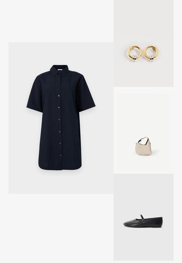 Chemise à manches courtes, à boutons, de couleur bleu marine foncé avec des rayures verticales, dotée d'une poche poitrine unique et d'un col structuré.; Ballerines noires en cuir avec un bout pointu, une semelle plate et une petite sangle avec un détail de boucle en argent.; Sac à main en cuir beige en forme de croissant avec une seule bandoulière et des coutures minimalistes, posé sur un fond blanc uni.; Boucles d'oreilles circulaires en or avec deux petites bagues en argent sur chacune, affichant des détails subtils du nom de la marque gravé, posées sur un fond blanc.