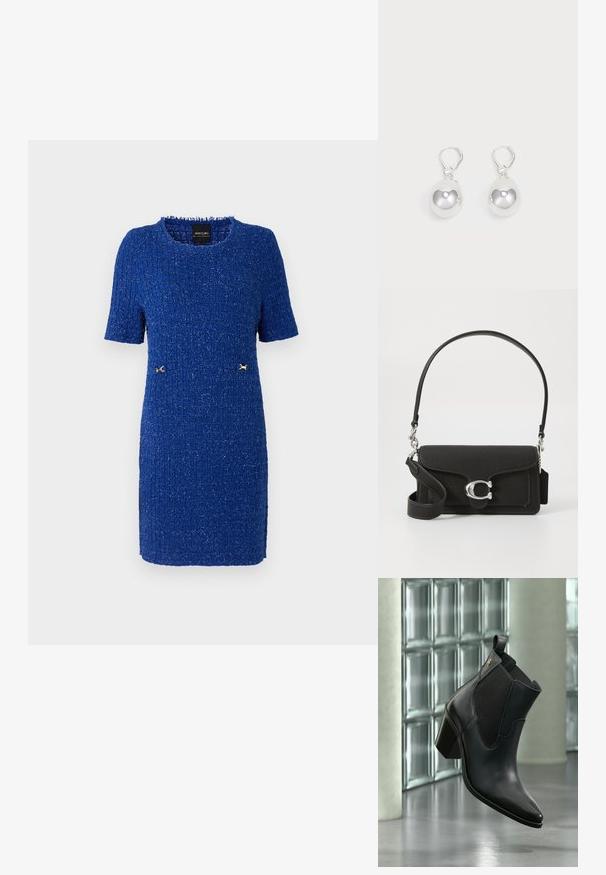 Robe bleue à manches courtes, longueur genou, faite d'un tissu texturé, avec des accents dorés à la taille et un col rond.; Bottine noire en cuir avec talon bloc et panneau latéral élastique, flottant à l'intérieur devant un mur en blocs de verre et un sol en béton.; Sac en cuir noir à bandoulière avec une finition texturée, quincaillerie en argent et un fermoir proéminent. Dispose d'une sangle détachable et de surpiqûres détaillées.; Boucles d'oreilles en argent en forme de goutte avec des surfaces lisses, rondes et réfléchissantes, suspendues à des fermoirs à ressort. L'arrière-plan est blanc uni.