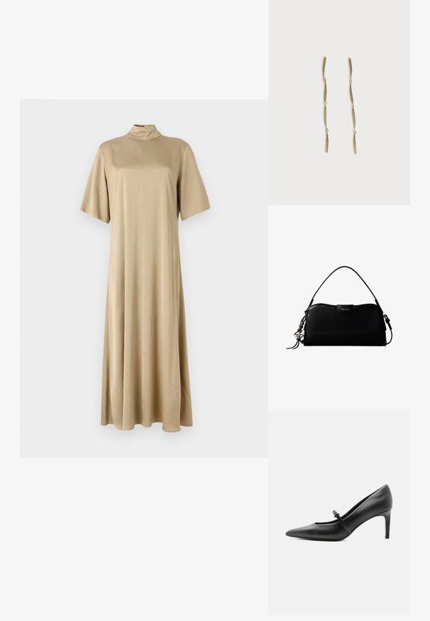 Beige, knielange jurk met hoge hals en korte mouwen. Gemaakt van zachte stof, met een relaxte pasvorm en eenvoudig ontwerp.; Zwarte leren pumps met puntige neus, dunne riem en gesp over de wreef, staand op een neutrale lichte achtergrond.; Zwarte rechthoekige Calvin Klein handtas met enkele bovenriem, zilveren logo-ornament en een kleine klepsluiting aan de voorkant.; Lange gouden oorbellen bestaande uit vier verlengde gekoppelde gebogen staven op een witte achtergrond.