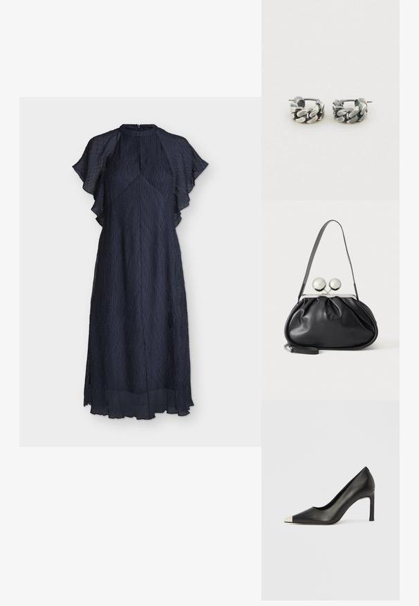 Robe midi bleu marine texturée avec manches volantées, col montant et ourlet légèrement évasé, présentée sur fond blanc.; Chaussure à talon haut en cuir noir avec bout pointu et capuchon argenté métallique. Présente une finition lisse et un talon fin de 10 cm.; Sac à main en cuir noir avec un design plissé, une sangle unique, un cadre métallique argenté et deux grandes fermoirs ronds en argent.; Boucles d'oreilles créoles argentées avec un design de maillon de chaîne texturé. Les boucles sont arrondies avec une finition mate et se ferment par une attache à tige.