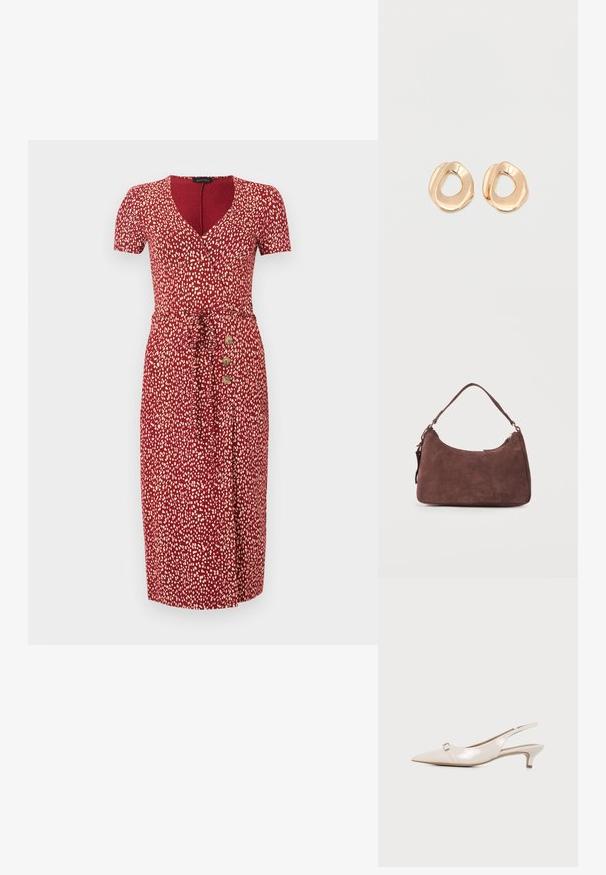 Robe midi rouge avec des taches blanches abstraites, manches courtes, décolleté en V, ceinture à la taille et trois boutons en bois sur le côté gauche.; Escarpin beige en cuir verni à bride arrière, talon kitten, bout pointu et petite bride à boucle sur le devant.; Sac bandoulière en daim marron avec une anse unique et une fermeture éclair, présenté sur un fond clair uni.; Paired boucles d'oreilles en métal doré poli de forme irrégulière avec un centre ouvert sur un fond blanc uni.