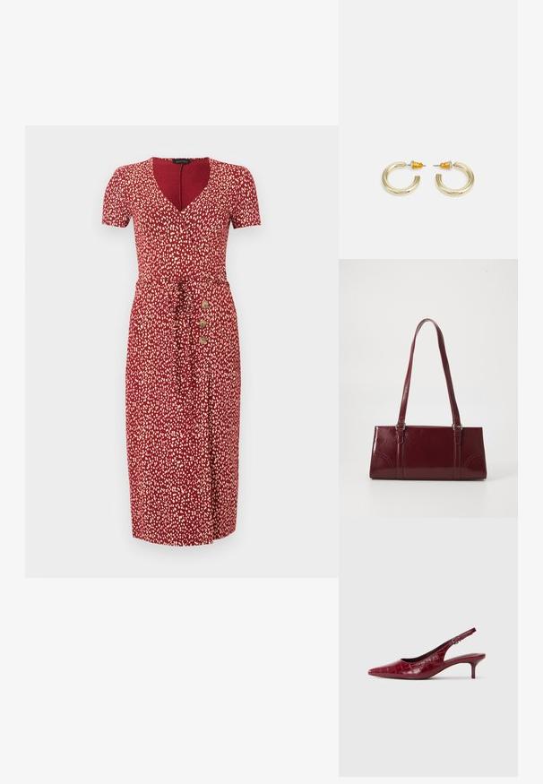 Robe midi rouge avec des taches blanches abstraites, manches courtes, décolleté en V, ceinture à la taille et trois boutons en bois sur le côté gauche.; Escarpin à talon kitten en cuir bourgogne avec texture crocodile, bout pointu, bride ajustable et talon bas sur fond blanc.; Sac à main bordeaux en matériau brillant, de forme rectangulaire, avec deux anses et des accents légèrement courbés à l'avant.; Boucles d'oreilles en métal doré en forme d'anneau, avec une finition lisse et arrondie. Elles possèdent des accents orange à l'arrière pour un maintien sécurisé.