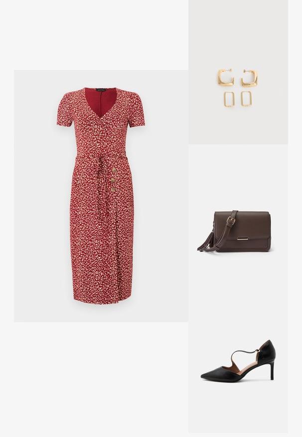 Robe midi rouge avec des taches blanches abstraites, manches courtes, décolleté en V, ceinture à la taille et trois boutons en bois sur le côté gauche.; Chaussure à talon haut en cuir noir à bout pointu avec une fine bride à la cheville et un talon stiletto de hauteur moyenne sur fond blanc.; Sac bandoulière en simili cuir marron avec un rabat, quincaillerie dorée et détail de frange sur le côté. Bandoulière ajustable pour un port polyvalent.; Deux paires de Boucles d'oreilles créoles géométriques dorées sur une surface blanche unie, une paire carrée et pleine, une paire rectangulaire et creuse.