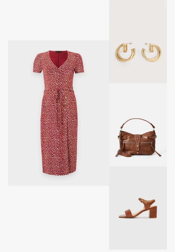 Robe midi rouge avec des taches blanches abstraites, manches courtes, décolleté en V, ceinture à la taille et trois boutons en bois sur le côté gauche.; Sandale à talon en cuir marron avec un bout carré, une bride de cheville ajustable et un talon carré. Texture lisse et design minimaliste.; Sac à main en cuir marron, de forme arrondie, avec deux poches zippées à l'avant et une bandoulière amovible. Il présente des éléments en métal argenté et des coutures.; Paire de boucles d'oreilles créoles doubles en or brillant avec attaches à tige sur fond blanc.