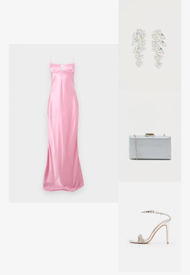 Longue robe de soirée en satin rose avec fines bretelles et détail structuré au niveau de la poitrine, présentée sur un fond clair uni.; Sandale à talon haut argenté avec une fine sangle à la cheville, une sangle supérieure ornée, un bout en amande et une finition brillante, miroir.; Clutch rectangulaire en argent fabriqué en tissu métallique texturé, avec une fermeture à fermoir et une chaîne amovible pour le transport.; Paire de boucles d’oreilles ton argent avec cristaux clairs taillés en grappes, en formes rondes et marquise sur fond blanc.