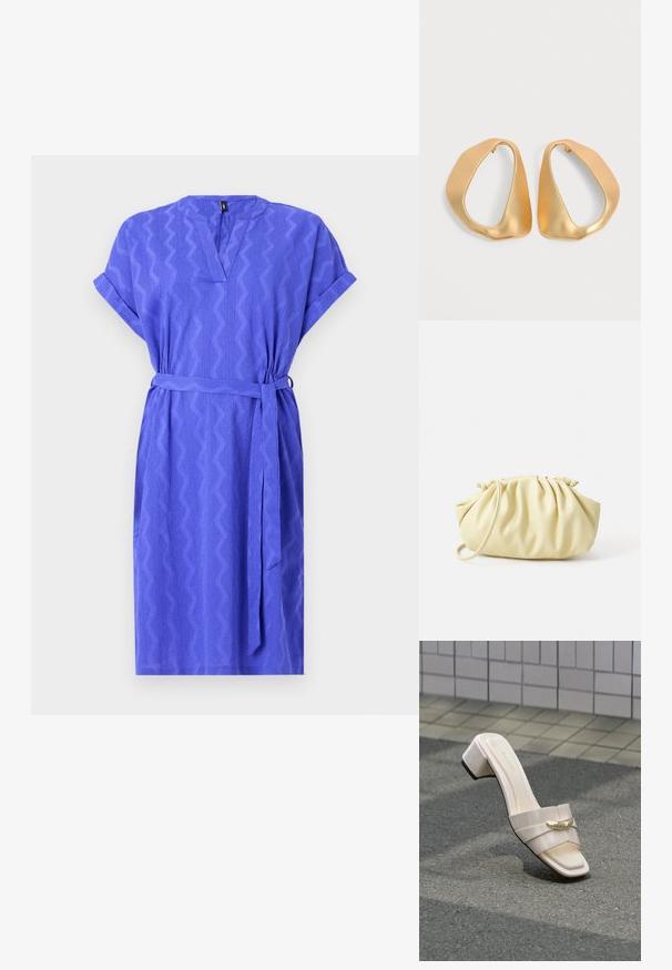 Robe à manches courtes, longueur genoux, de couleur violet vif, avec des motifs en zigzag, un col en V et une ceinture assortie à la taille. Tissu texturé.; Sandale à talon beige simple avec un élément décoratif doré sur une surface en asphalte texturée près d'un mur carrelé.; Sac à main plissé jaune en simili cuir lisse, arborant une forme douce avec une bandoulière unique et un design froncé sur le dessus.; Paire de boucles d’oreilles créoles en or irrégulières et asymétriques avec une finition lisse et mate sur un fond neutre.