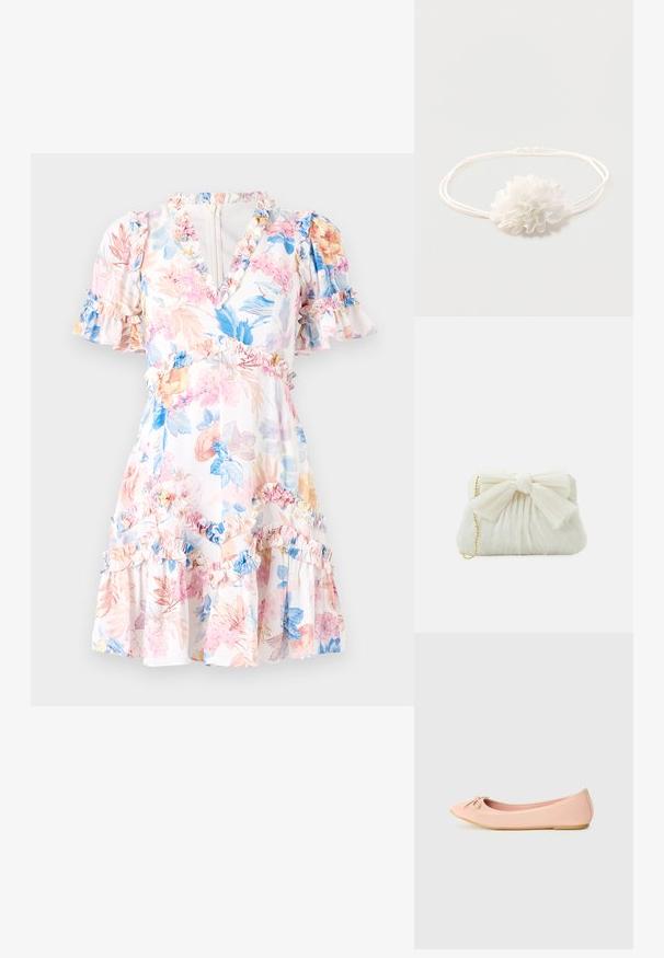 Bloemige jurk met een witte basis, voorzien van roze, blauwe en gele bloemen. Rimpelaccenten bij de mouwen en zoom, v-hals, en een getailleerde taille.; Balletflat in lichtroze synthetisch materiaal met een ronde neus, voorzien van een klein strikdetail en een flexibele zool.; Witte geplooide clutchtas met een opvallende strikdetail en een gouden kettinghengsel. Zachte textuur met een geplooid ontwerp aan de voorkant.; Witte elastische hoofdband met een zachte stoffen bloemdecoratie gecentreerd op een effen lichte achtergrond.