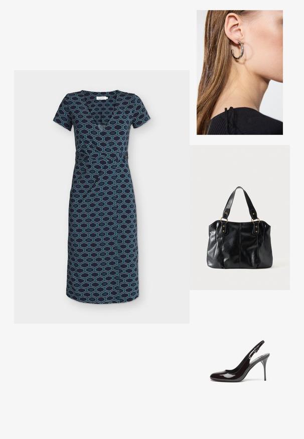 Robe midi bleu marine à manches courtes, col en V et motif géométrique hexagonal bleu sarcelle et bleu clair.; Talons slingback en cuir verni bourgogne avec un bout arrondi, un talon fin et haut, et une sangle ajustable. Texture douce avec finition brillante.; Sac à épaule en cuir noir avec double anses attachées par des anneaux et rivets dorés, surface lisse et légèrement brillante, design simple.; Boucle d'oreille en argent avec une finition polie, présentant de petits détails en or et de forme ronde, portée sur le lobe.