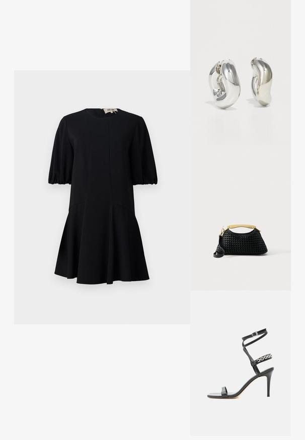 Robe noire avec un col rond, des manches courtes bouffantes et une jupe évasée. Fabriquée à partir d'un tissu lisse avec des détails de couture.; Sandale noire à talon haut avec fine bride à la cheville, bride médiane décorée de maillons de chaîne argentés, et design à bout ouvert.; Sac à main tissé noir de forme courbe, poignée supérieure en métal doré et bandoulière noire amovible sur fond blanc.; Boucles d'oreilles sculpturales en argent avec des formes douces et courbes et des surfaces réfléchissantes. Présentent un design de boucle fermée et une forme organique distincte.