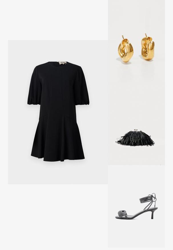 Schwarzes Kleid mit rundem Halsausschnitt, kurzen Puffärmeln und ausgestelltem Rock. Hergestellt aus einem glatten Stoff mit Nahtdetails.; Graue Leder-Pumps mit Absatz, verknotetem Riemen über den Zehen und Wickelriemen um den Knöchel auf schlankem, mittelhohem Absatz vor weißem Hintergrund.; Schwarze Clutch mit Fransen, silbernem Verschluss und Kettenriemen vor schlichtem, hellem Hintergrund.; Fette goldene Creolen mit einem leicht verdrehten, röhrenförmigen Design und Steckverschlüssen auf einem weißen Hintergrund.