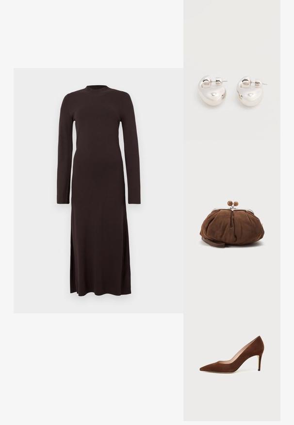 Robe en tricot marron à manches longues avec un col haut et des fentes sur les côtés. Texture lisse et silhouette ajustée. Design simple et minimal.; Chaussure à talon haut en daim marron à bout pointu avec un talon aiguille fin sur fond blanc.; Petit sac poignet en daim marron doux avec cadre en métal argenté et boules rondes marron de fermeture sur fond clair uni.; Paire de boucles d'oreilles argentées brillantes et épaisses avec fermoirs à tige, sur fond blanc uni.
