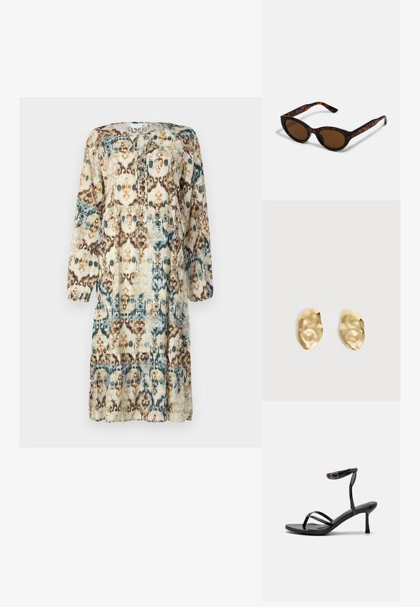 Robe à manches longues imprimée dans des tons naturels, présentant un motif abstrait de bleu, marron et orange. Encolure ronde avec un détail à nouer.; Sandales à talons hauts noires avec un design à fines lanières, texture lisse, boucle à la cheville et bout pointu. Détail de bride de cheville ajustable.; Lunettes de soleil en écaille de tortue marron avec une forme vintage de lunettes cat-eye et des verres marron. Présente des branches courbées avec des accents rouges.; Paire de boucles d'oreilles en métal doré brillant, de forme irrégulière, avec une surface froissée et lisse sur un fond clair uni.